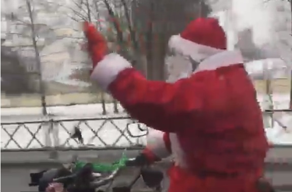 Дед Мороз на мотоцикле: ярославец решил необычным способом поздравить горожан с Новым годом