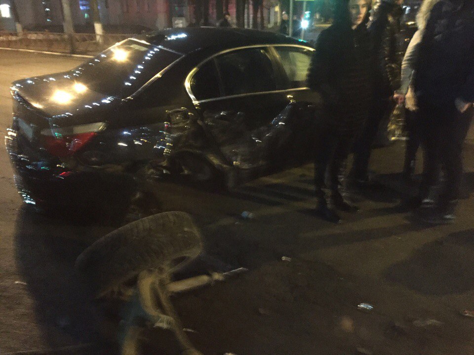 В центре Ярославля после столкновения у иномарки оторвало колесо: есть пострадавший