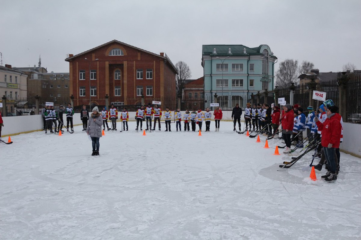 В Рыбинске на отремонтированном стадионе стартовал хоккейный турнир «Золотая шайба»