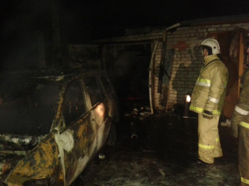 В Ярославской области сгорели два внедорожника