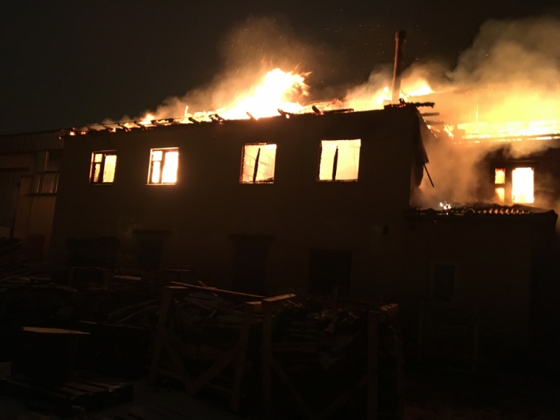 В Ярославле сгорело деревообрабатывающее предприятие