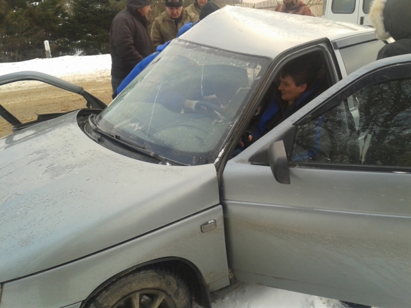 В Ярославской области спасателям пришлось вырезать семью из искореженного автомобиля