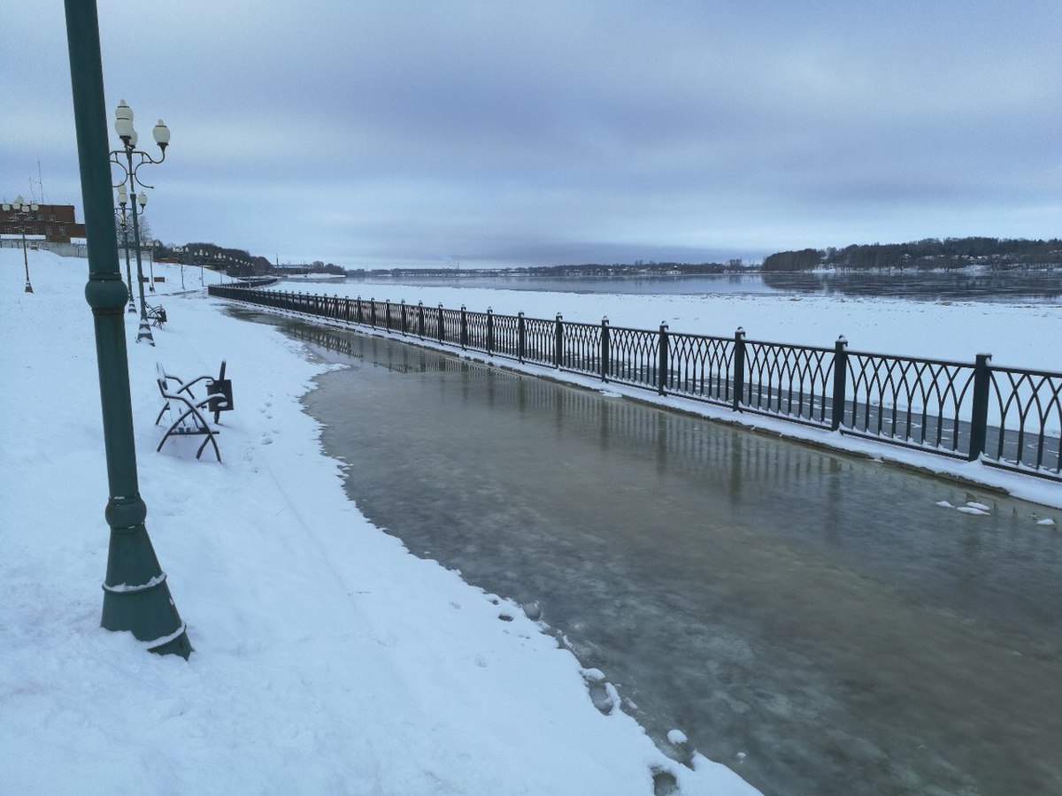 В Рыбинске затопило Волжскую набережную из-за сбросов воды с ГЭС