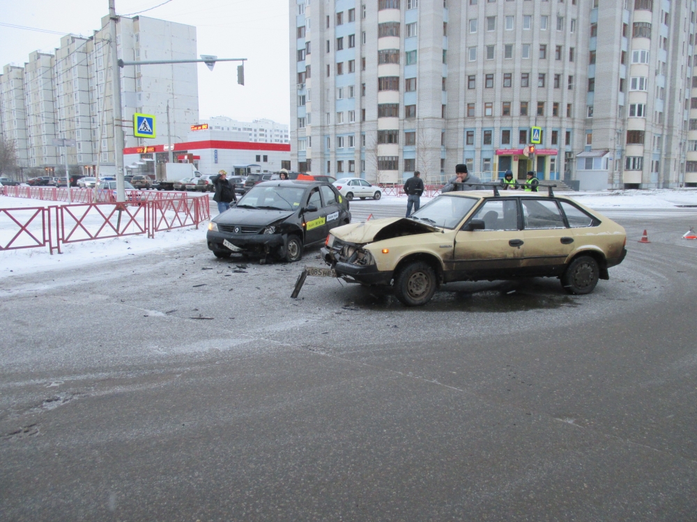 ДТП с участием такси в Ярославле: пассажир разбил голову
