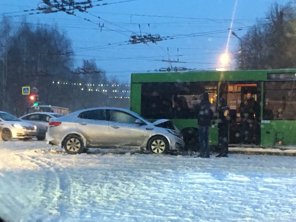 Из-за тройного ДТП с автобусом и маршруткой в центре Ярославля парализовано движение