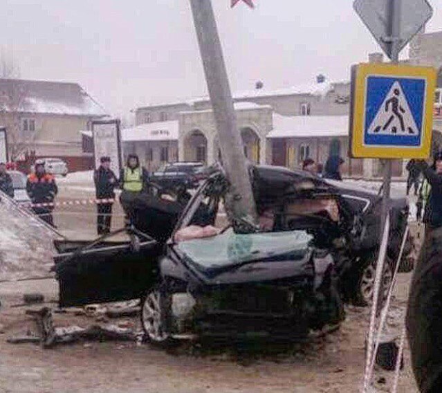 В Ярославской области гаишник на Mazda-6 врезался в столб: двое погибших