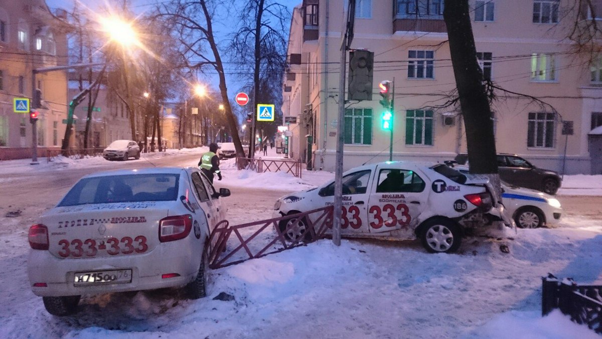 В Ярославле в ДТП с двумя такси одной фирмы пострадали пассажиры