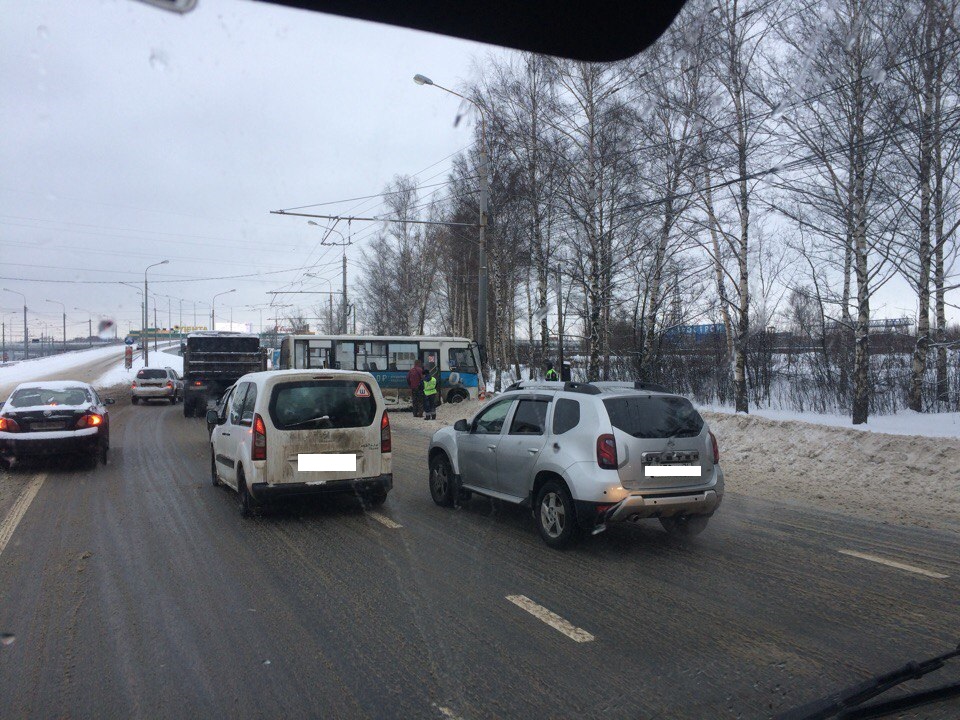В Ярославле маршрутка врезалась в столб: пострадал человек
