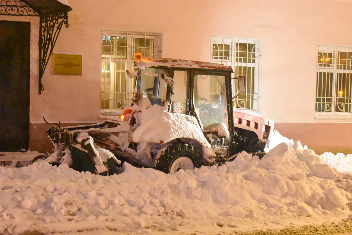 В Ярославле снегоуборочный трактор застрял в снегу рядом с мэрией: фото