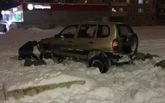 В Ярославле внедорожник застрял на рельсах, занесенных слоем снега
