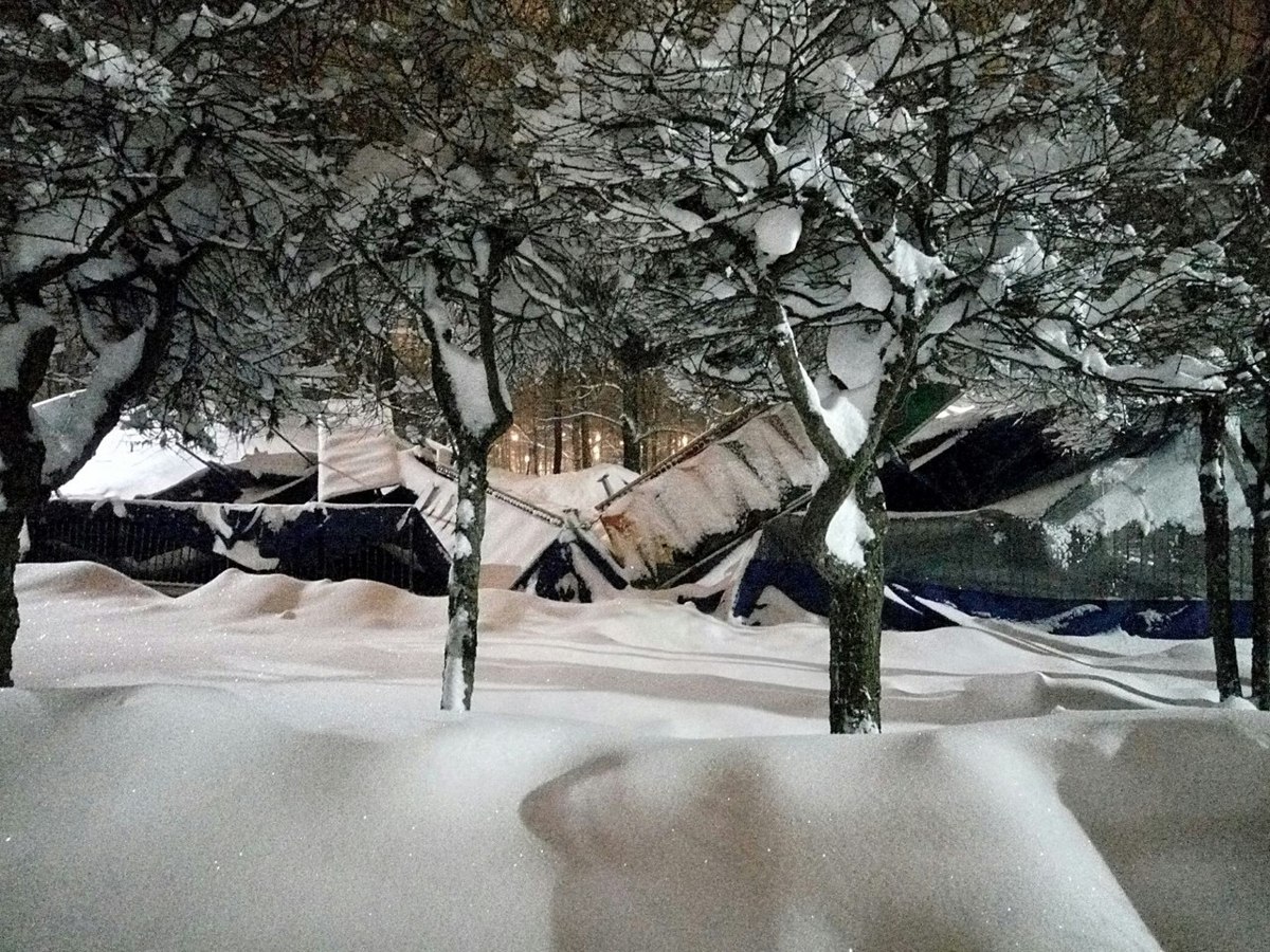В Ярославле под тяжестью снега рухнула крыша аттракциона