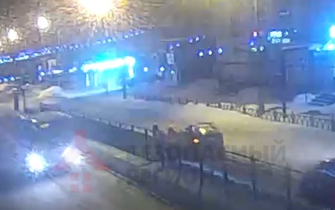 В сети появилось видео аварии с участием такси в центре Ярославля