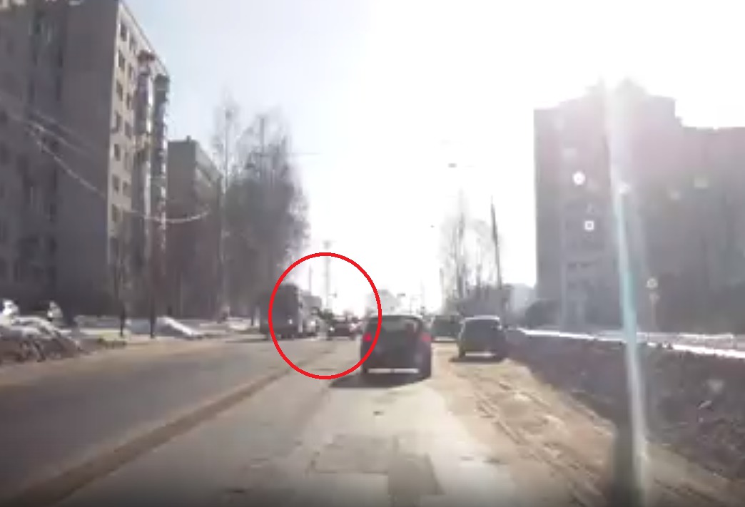 В Рыбинске иномарка сбила девушку: пострадавшая от удара подлетела почти на два метра – видео