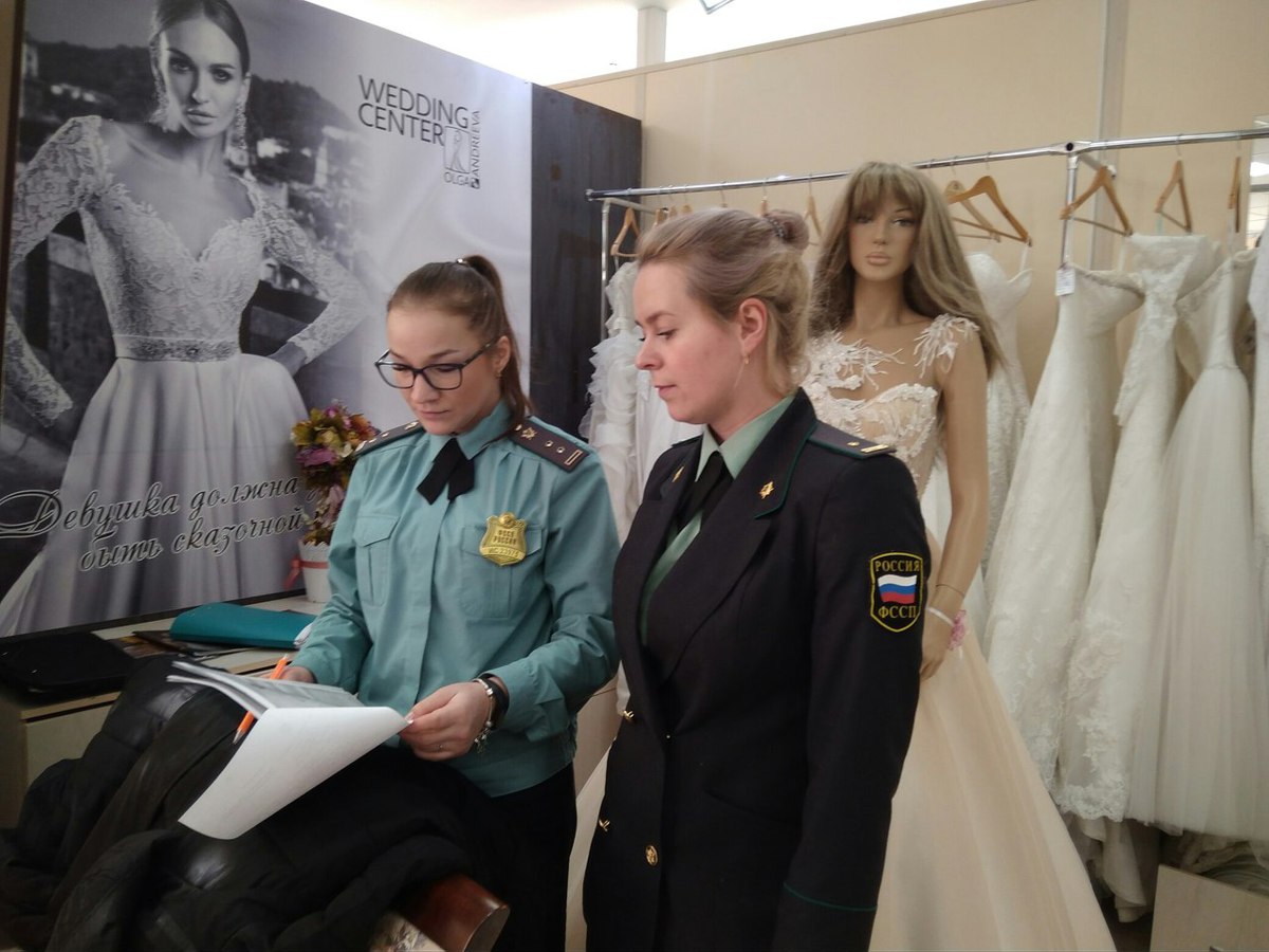 В Ярославле приставы арестовали 250 свадебных платьев
