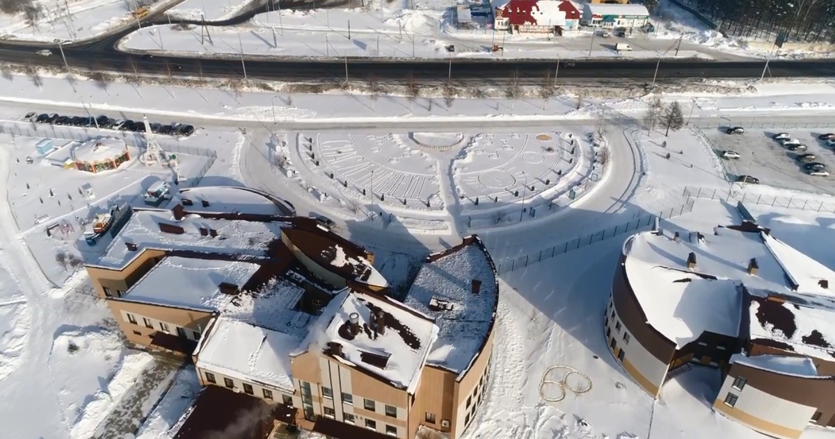 В Ярославле гигантскую открытку вытоптали на снегу у зоопарка: видео