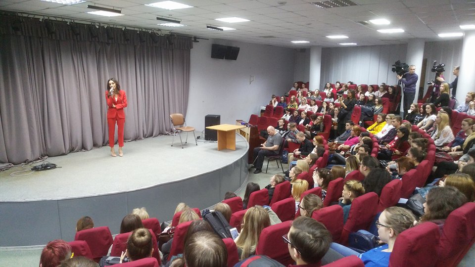 Ярославские студенты вопросом про любовь довели известную певицу до слез