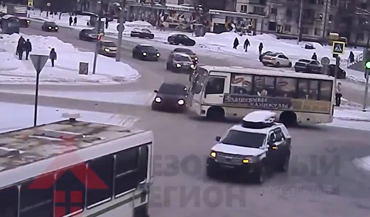 Появилось видео ДТП с участием маршрутки на проспекте Ленина