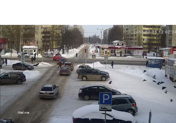 В Рыбинске две машины столкнулись и вылетели на тротуар прямо на пешеходов: видео