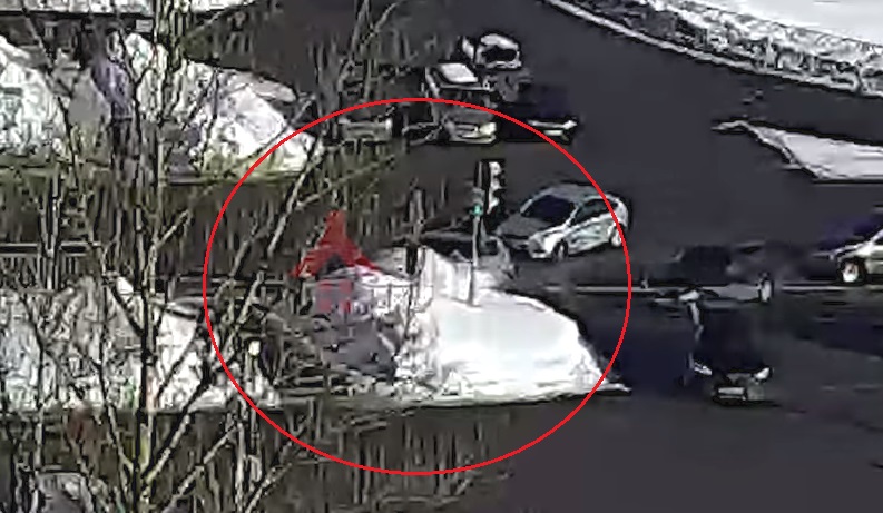 Взрыв из снега: в Ярославле легковушка попала в ДТП и вылетела на пешеходный переход
