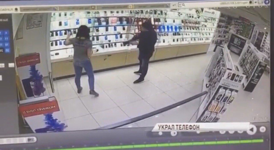 В ярославском магазине на глазах у продавца вор незаметно украл телефон: видео