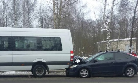 В Ярославле столкнулись легковушка и микроавтобус: пострадала женщина