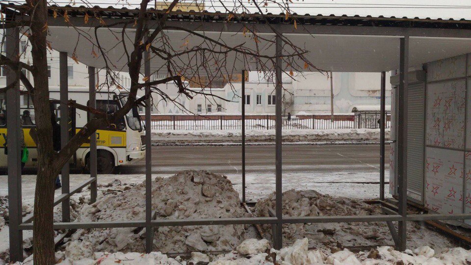 В Ярославле снег начали складировать на остановках