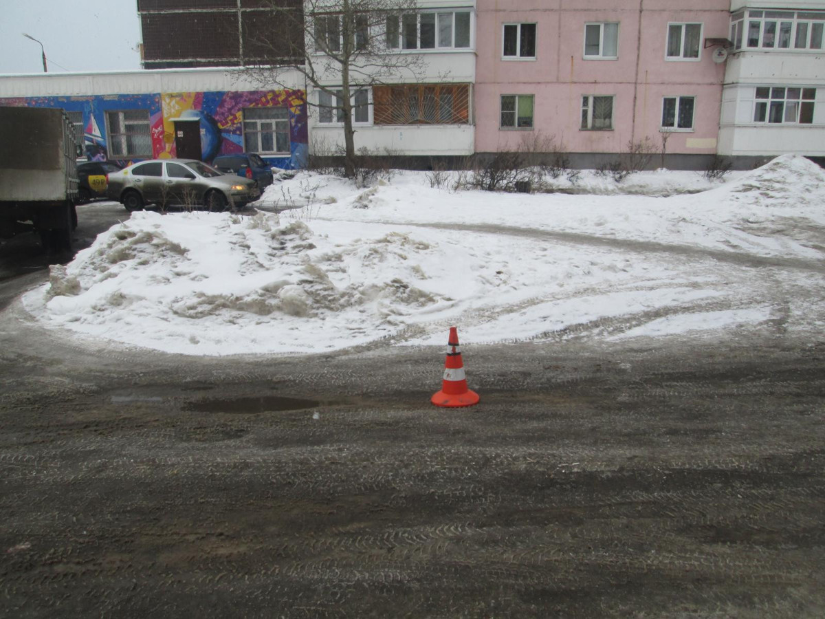 В Ярославле автомобиль сбил подростка у детской поликлиники