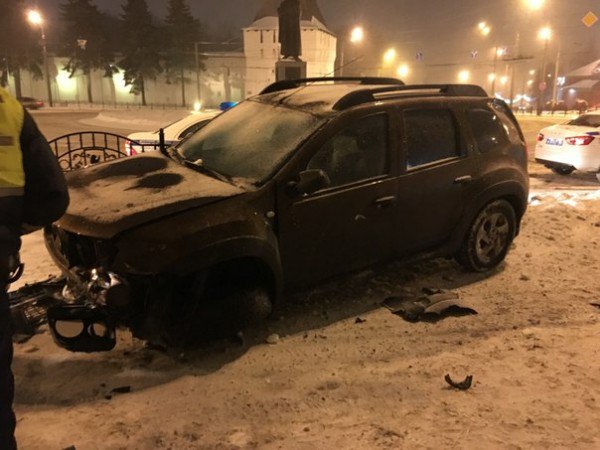Выехал на встречку и протаранил забор у почтамта: в сети появилось видео аварии в центре Ярославля