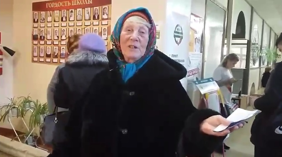 В Ярославской области пенсионерка спела частушку на избирательном участке