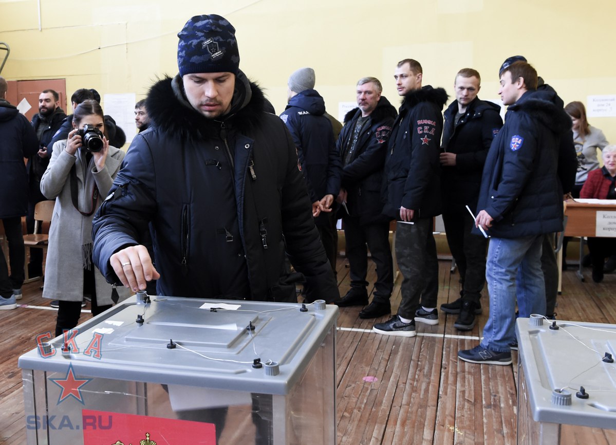 Хоккеисты СКА проголосовали на выборах перед выездом в Ярославль