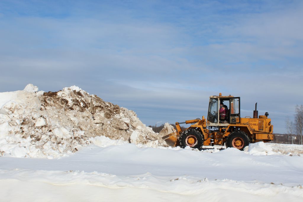 На нефтеперерабатывающем заводе в Ярославской области вывозят снег с территории у кислогудронных прудов