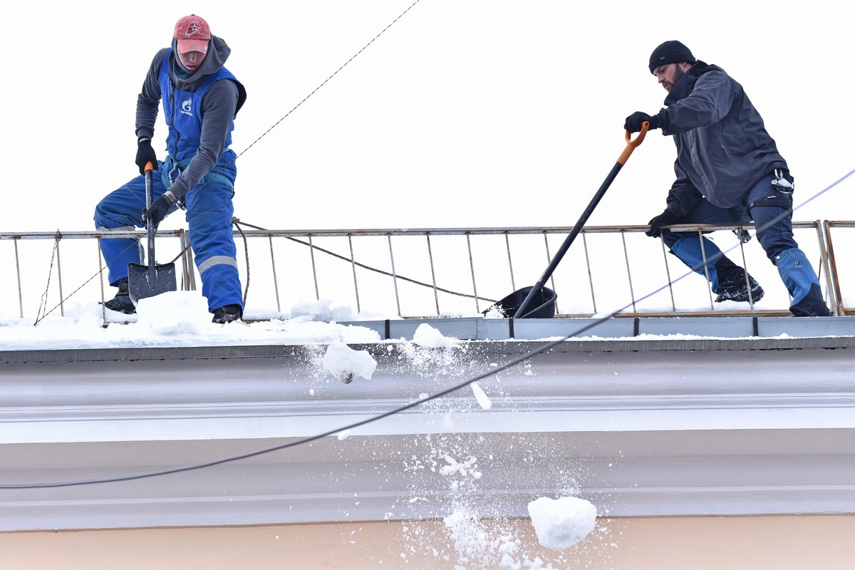 За день в Ярославле очистили от снега и сосулек 1500 крыш