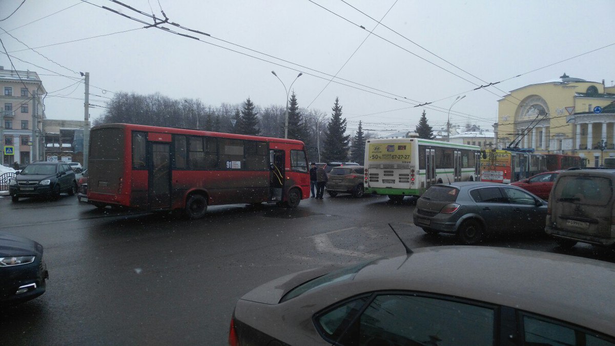 Авария с маршруткой на площади Волкова осложнила движение в центре Ярославля