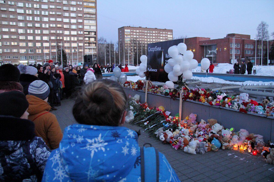 В Рыбинске в память о погибших в трагедии в Кемерове в небо запустили шары: фото