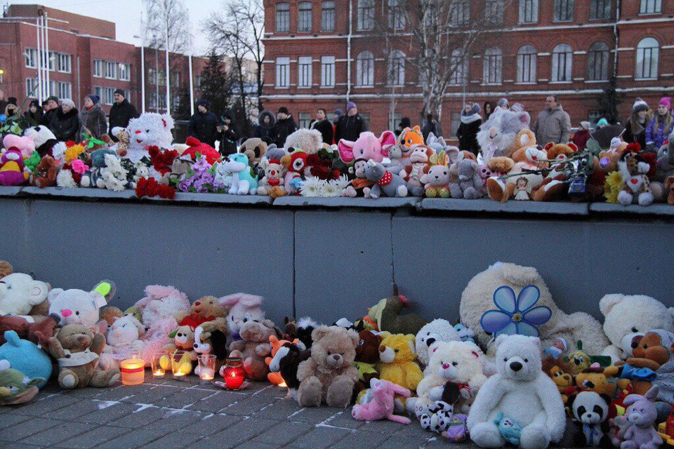В Рыбинске в память о погибших в трагедии в Кемерове в небо запустили шары: фото