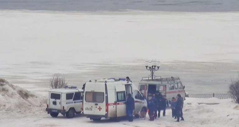 В центре Рыбинска под лед провалился мужчина, который пытался спасти свою собаку