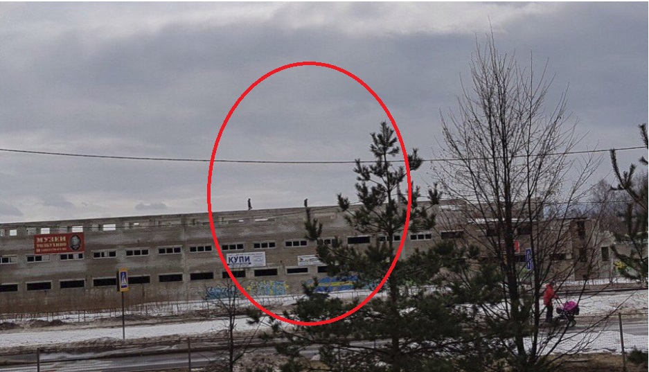 В Ярославле засняли детей, гуляющих по крыше недостроенного здания