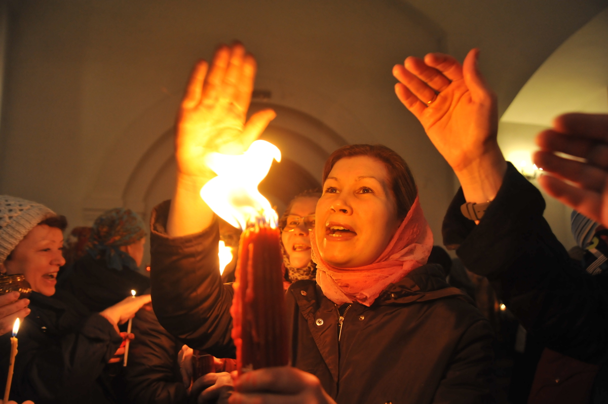 Православные верующие Ярославля встретили Благодатный огонь: фоторепортаж