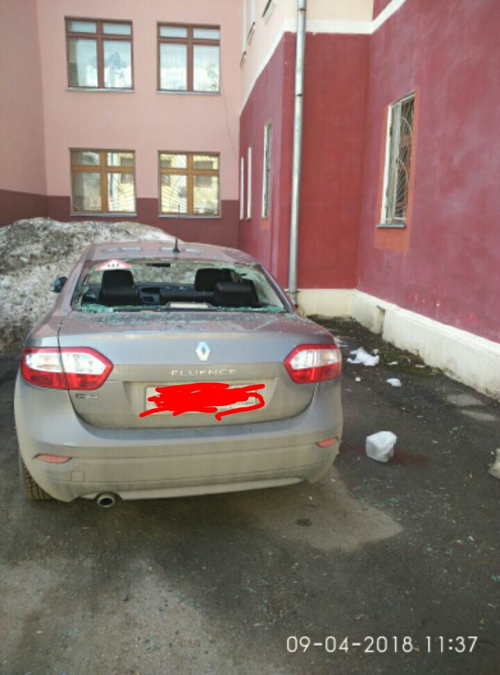 В центре Ярославля лед с крыши дома выбил стекло автомобиля