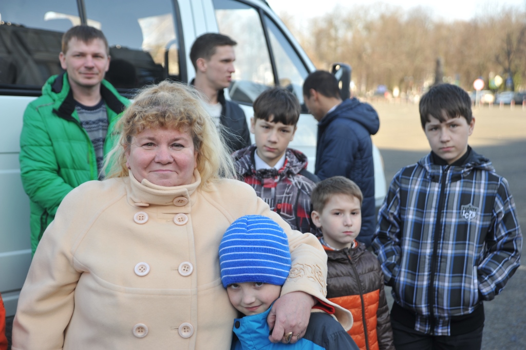 Дмитрий Миронов вручил главе многодетной семьи из Рыбинска ключи от нового микроавтобуса