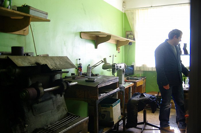 В Ярославле у сапожника арестовали оборудование и мебель за долги в 1,75 миллиона