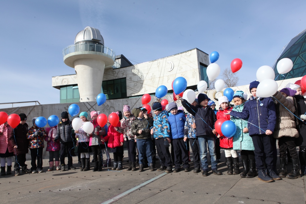 В Ярославле в День космонавтики в небо выпустили 57 воздушных шаров