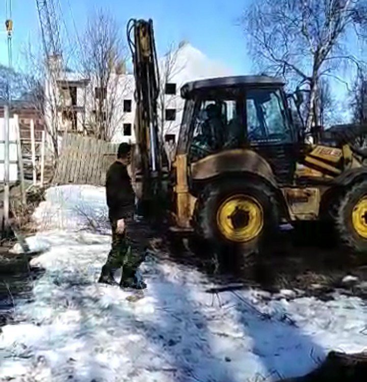 В Ярославской области приставы на тракторе снесли чужой забор