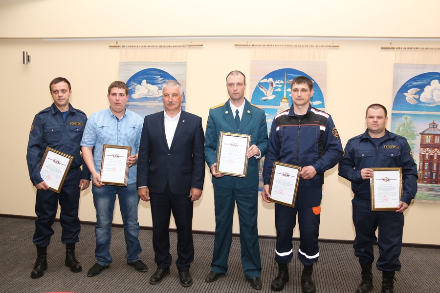В Рыбинске наградили мужчин, спасших людей из пожара и ледяной воды