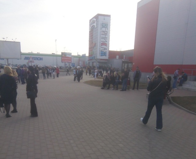 Из-за пожара в ТЦ «Вернисаж» в Ярославле эвакуировали 800 человек
