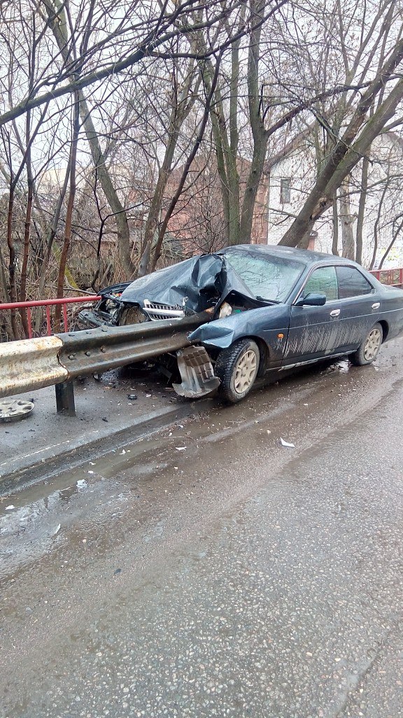 В Ярославле дорожное ограждение проткнуло иномарку: фото