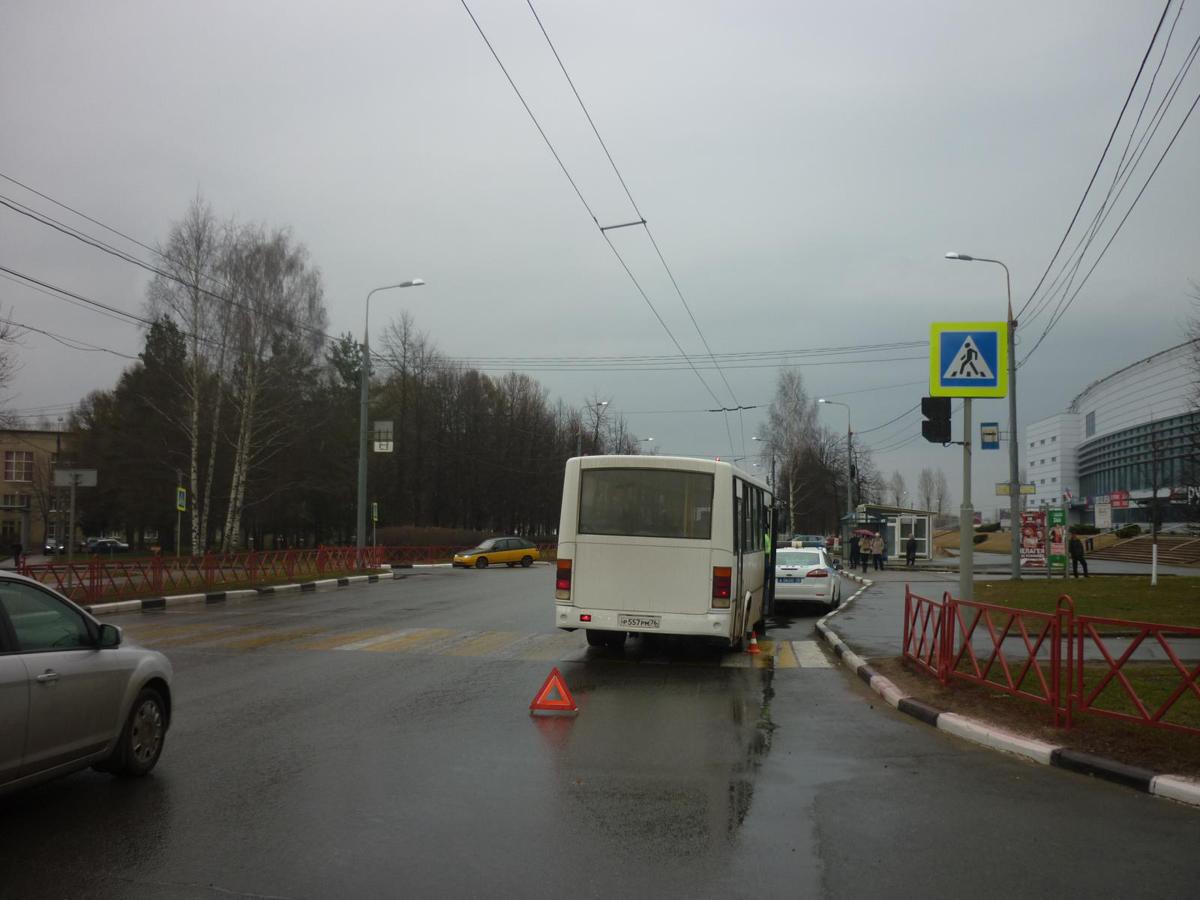 Водитель ярославля в ярославле. Ярославль сбил 19 девушкк. В Перми автобус сбил светофор. Автобус сшиб 19 девушку на проспекте Ярославль. Видео в Ярославле автобус сбил девятнадцатилетнюю девушку.