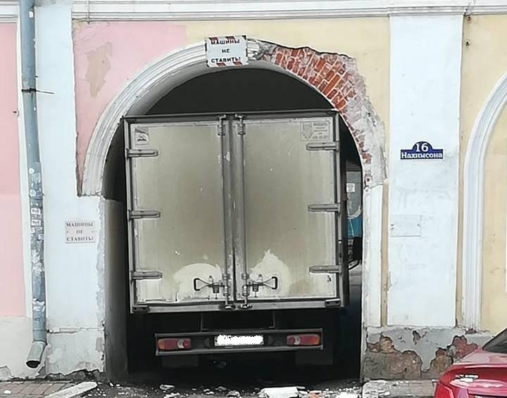 В центре Ярославля в арке исторического здания застрял грузовик
