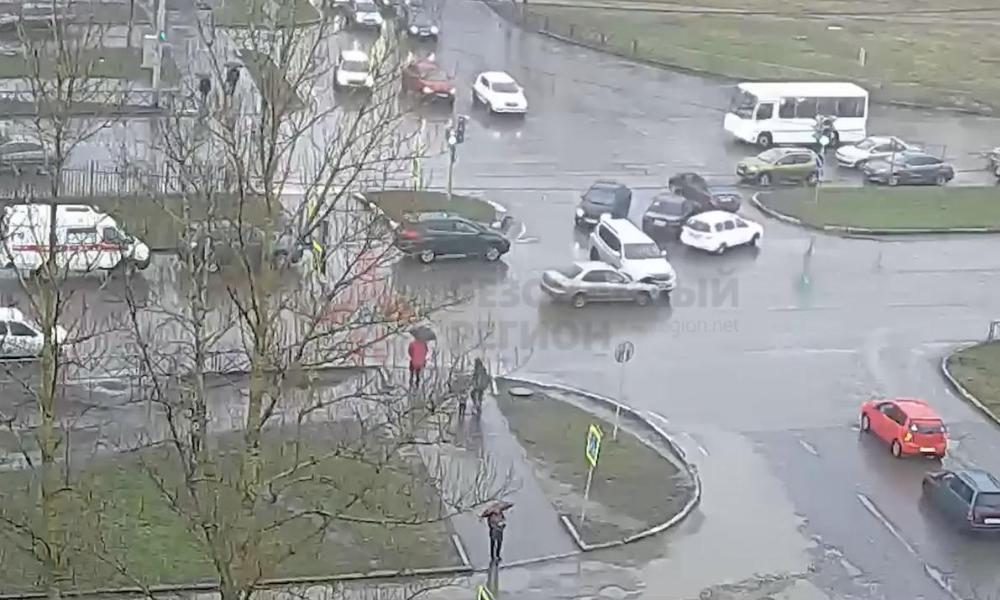 На аварийном перекрестке в Брагине внедорожник протаранил легковушку: видео