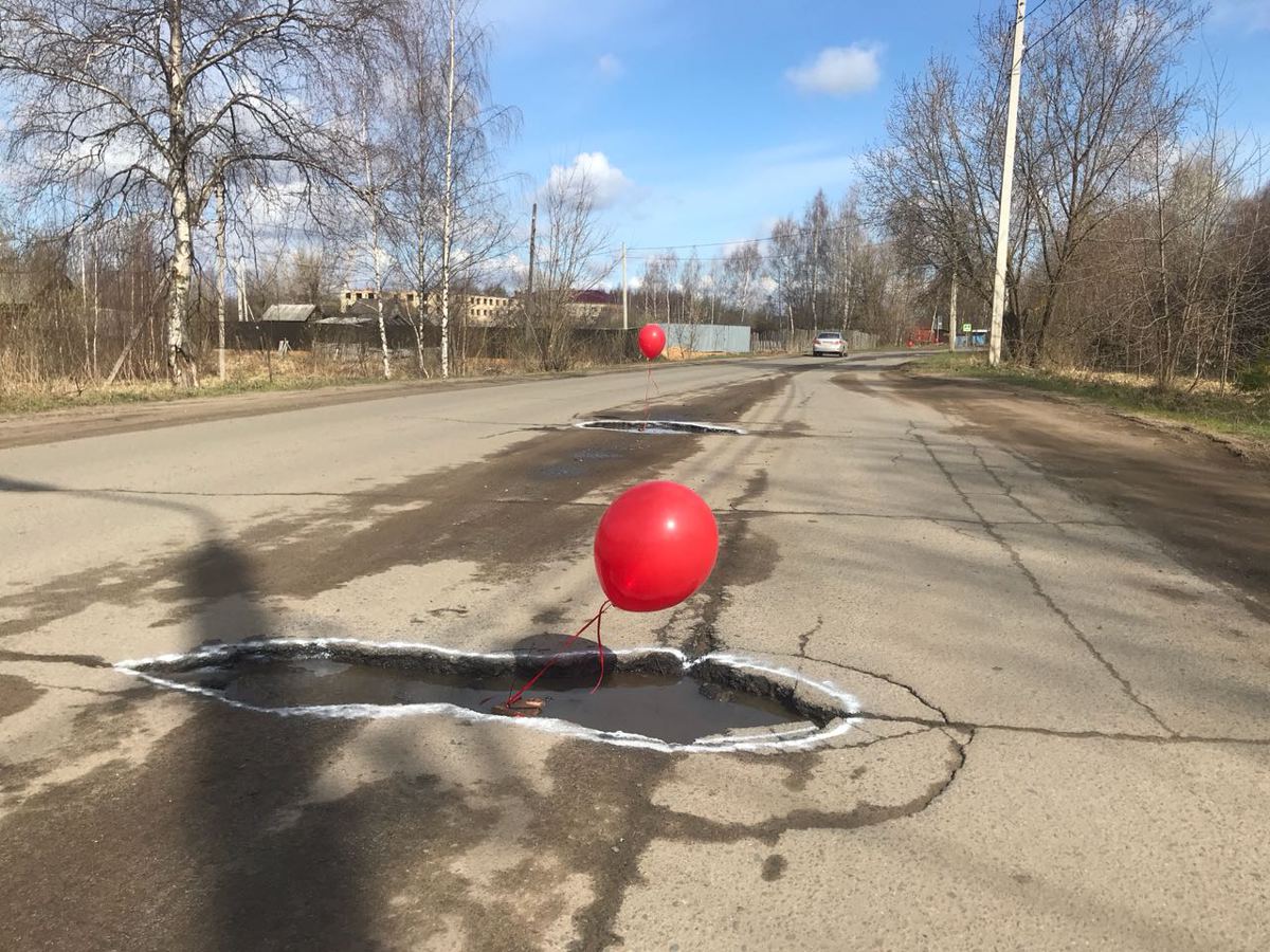 Ярославские автолюбители пометили большие ямы краской и красными шариками